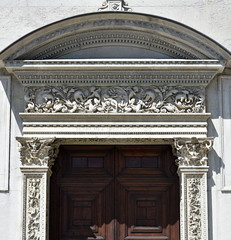 Obraz premium relief sur la façade d'entrée de la cathédrale saint laurent de lugano