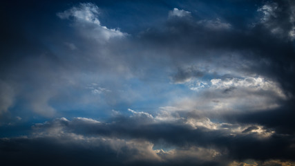 Obraz premium Dramatic sunset sky with dark clouds.