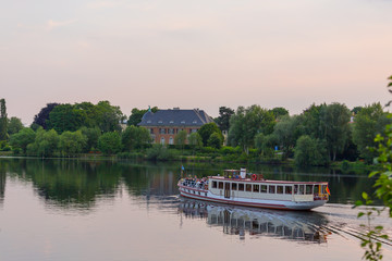 Havelschiff vor Villa