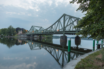 Glienicker Brücke gespiegelt