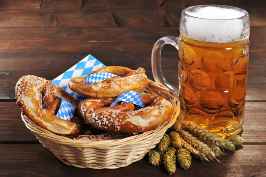 Bayerische Brezeln mit Bier
