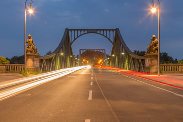 Fototapeta na wymiar Leuchtspuren auf der Brücke