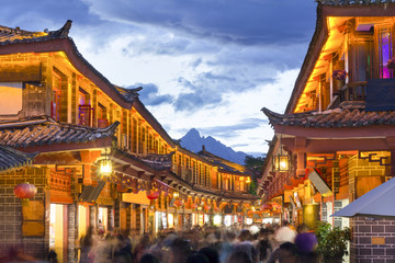 Obraz premium Lijiang old town in the evening with crowed tourist.