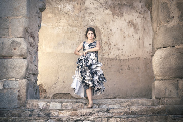 Fototapeta na wymiar Bailaora flamenca posando como modelo en exterior