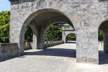 Fototapeta na wymiar Portal Nuevo en la muralla de Pamplona (España)