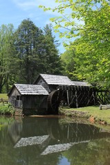 Obraz premium Partie an der berühmten Mabry Mill in den Bergen von Virginia