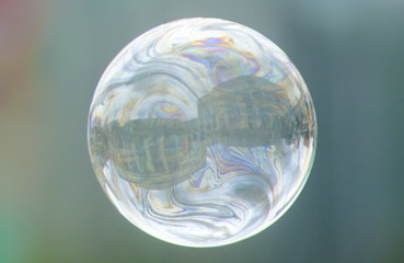 Leichte und helle Seifenblase als Grußkarte zum Opernball oder sommerlichen, feierlichen Anlässen...