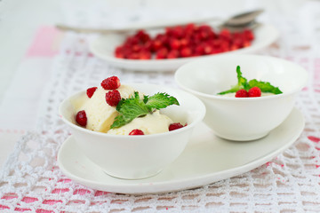 Vanilla ice cream with wild strawberry