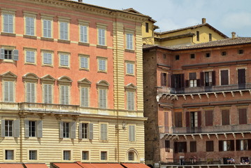 facciate di antichi palazzi