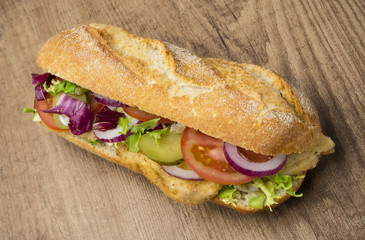 Bocadillo de pollo con vegetales