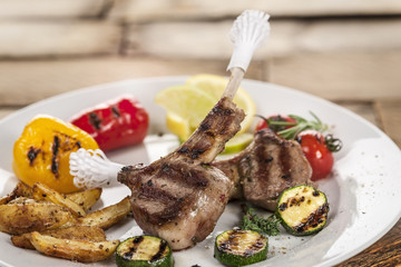 Lamm gegrillt auf weißem Teller mit Beilagen
