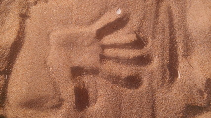 Marca de mão na areia