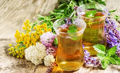 Gartenposter Tee Grüner heißer Tee mit Kräutern in islamischen Gläsern, selektiver Fokus