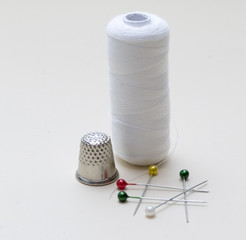 нитки, булавки, иголки, наперсток