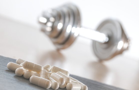 Konzept "Krafttraining - Medikamente - Nahrungserg&auml;nzung"