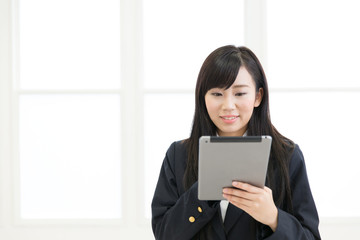 Fototapeta premium タブレットPCを使う女子高生