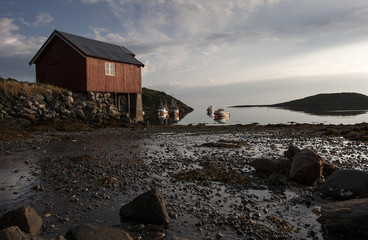 Wybrzeże wyspy Leka na północy Norwegii
