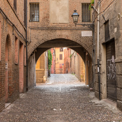 Panele Szklane Podświetlane  Starożytna średniowieczna ulica w centrum miasta Ferrara