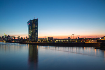 Skyline und Mainufer Frankfurt bei Nacht, 