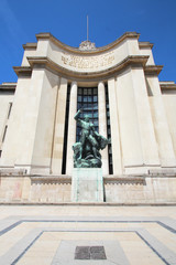 Obraz premium Paris / Trocadero - Statue d’Hercule domptant un bison