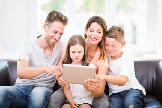 Familie zu hause benutzt tablet pc auf der Couch