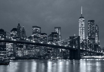 Plakat panorama new york city at night, brooklyn bridge and blue tonali