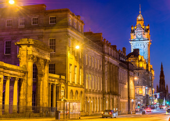 Fototapeta na wymiar A street in the city centre of Edinburgh - Scotland