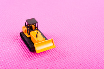 Obraz premium ブルドーザーとピンクの背景