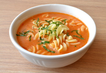 zupa pomidorowa z makaronem