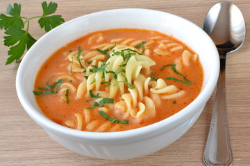 zupa pomidorowa z makaronem - obrazy, fototapety, plakaty