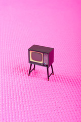 ピンクの背景とブラウン管テレビ