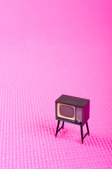 ピンクの背景とブラウン管テレビ