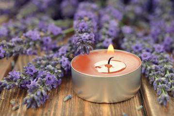 Obraz na płótnie Canvas Burning candle with lavender