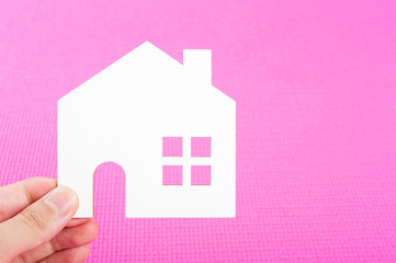 ピンクの背景と白い家のシルエット