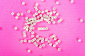 アルファベットの文字 LIFE ピンクの背景