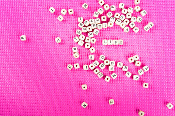 アルファベットの文字 LIFE ピンクの背景