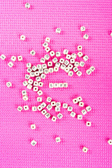 アルファベットの文字 LIFE ピンクの背景