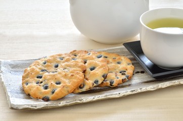 黒豆煎餅と緑茶