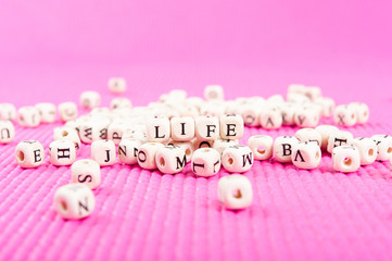 アルファベットの文字 LIFE ピンクの背景