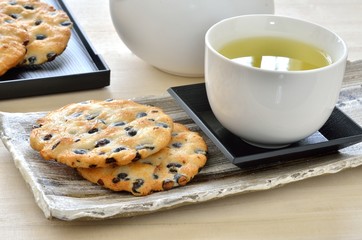 黒豆煎餅と緑茶