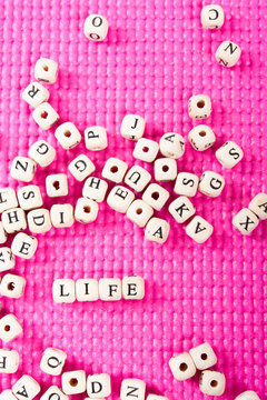 アルファベットの文字 LIFE ピンクの背景