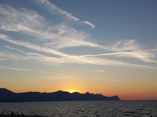 Sole tramonta dietro le montagne
