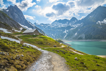 Les Alpes avec le lac Lüner