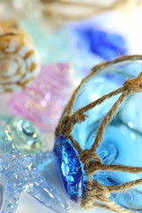 キラキラした青い海のイメージのガラスのオブジェ