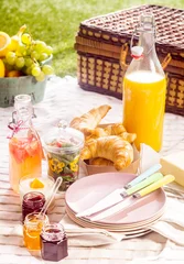 Crédence de cuisine en verre imprimé Pique-nique Fruit juice, croissants and fruit for a picnic