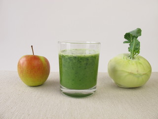 Grüner Smoothie mit Apfel und Kohlrabi