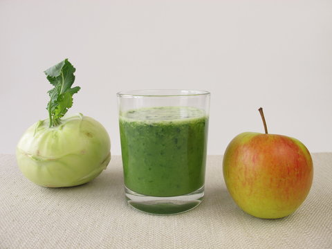 Grüner Smoothie mit Apfel und Kohlrabi