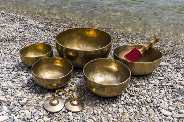 Klangschalen-Quintett mit Schlegel und Zimbel am Isarstrand