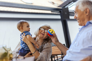 Obraz premium Grandparents With Their Grandson At Cafe