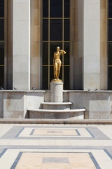 Paris / Statue "La jeunesse" sur l'esplanade du Trocanero